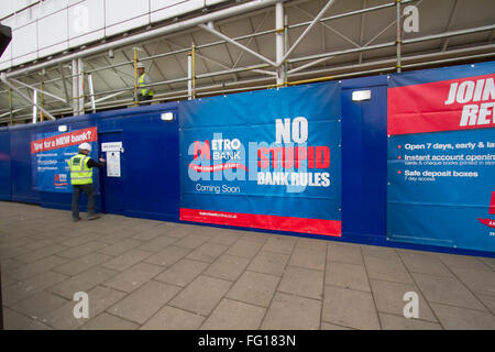 Wimbledon-London,UK.17th Februar 2016. Eine neue U-Bahn-Bank-Filiale soll im Wimbledon Stadtzentrum eröffnet. Metro Bank PLC ist eine Retailbank von Vernon Hill im Jahr 2010 gegründet, die eine Lizenz von der Financial Services Authority am 5. März 2010 gewährt wurde, und die erste High-Street bank um diese Lizenz seit über 150 Jahren Kredite gewährt werden: Amer Ghazzal/Alamy Live-Nachrichten Stockfoto