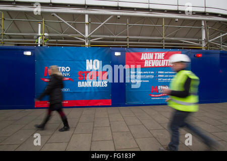 Wimbledon-London,UK.17th Februar 2016. Eine neue U-Bahn-Bank-Filiale soll im Wimbledon Stadtzentrum eröffnet. Metro Bank PLC ist eine Retailbank von Vernon Hill im Jahr 2010 gegründet, die eine Lizenz von der Financial Services Authority am 5. März 2010 gewährt wurde, und die erste High-Street bank um diese Lizenz seit über 150 Jahren Kredite gewährt werden: Amer Ghazzal/Alamy Live-Nachrichten Stockfoto