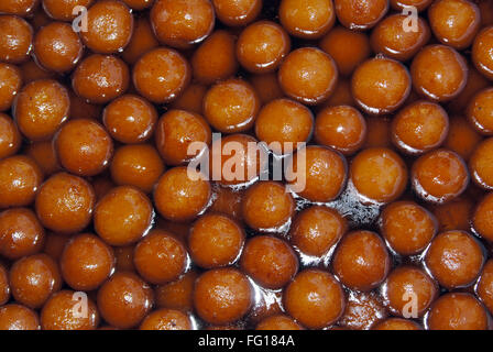 Sweet, indische süß, Gulab Jamun Schokolade Farbe Ball, machte der Mava, tief in einer Zucker-Wasser Stockfoto