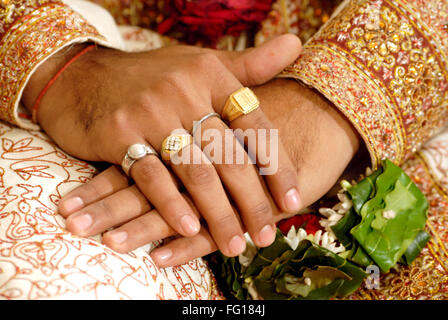 South Asian indisch-hinduistischen Hochzeitszeremonie, Nahaufnahme von Händen Kreuz zueinander, finger-Ringe Herr #364 Stockfoto