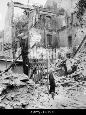 WELTKRIEG II: BERLIN, 1945. NUM junge zu Fuß durch den Schutt in Berlin, Deutschland, nach alliierten Luftangriffen. Fotografie, 1945.