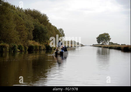 Bootsfahrt in den Sümpfen, Dorf de Breca, Saint-Lyphard, Briere regionalen Naturpark Loire-Atlantique, Pays de la Loire, Frankreich Stockfoto