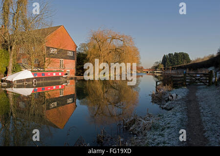 Kennet und Avon Kanal auf Hungerford Common mit Frost, Baum, Mühle und schmalen Boot Reflexionen in das Stille Wasser Stockfoto