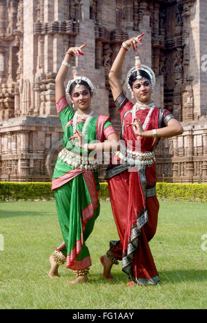 Tänzer, die klassischen traditionellen odissi Tanz in Konarak Sun Tempel, Konark, Orissa, Odisha; Indien; Asien; MR#736C, 736D Stockfoto