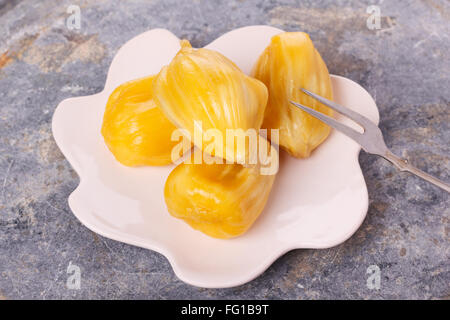 Tropische Früchte Jackfrüchte (Jakfruit, Jack, Jak) auf Teller mit Gabel. Selektiven Fokus Stockfoto