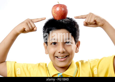 Kleiner Junge balancing Apfel auf den Kopf und zeigt mit den Fingern Herr #152 Stockfoto