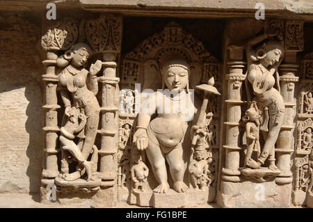 Statue geschnitzt an Wand in Patan Jain Tempel, Patan, Gujarat, Indien Stockfoto