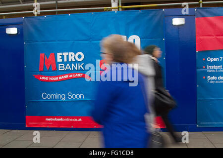 Wimbledon-London,UK.17th Februar 2016. Eine neue U-Bahn-Bank-Filiale soll im Wimbledon Stadtzentrum eröffnet. Metro Bank PLC ist eine Retailbank von Vernon Hill im Jahr 2010 gegründet, die eine Lizenz von der Financial Services Authority am 5. März 2010 gewährt wurde, und die erste High-Street bank um solch eine Lizenz für mehr als 150 Jahren Kredit gewährt werden: Amer Ghazzal/Alamy Live-Nachrichten Stockfoto