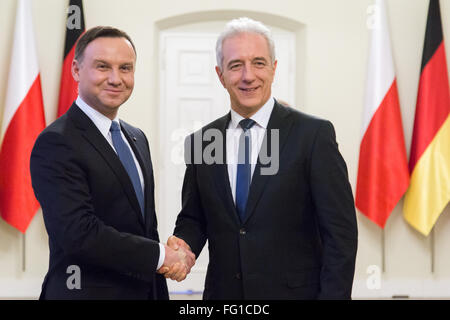 Warschau, Polen. 17. Februar 2016. Polnischer Präsident Andrzej Duda (L) begrüßt Präsident der German Bundesrat Stanislaw Tillich (R) im Präsidentenpalast am 17. Februar 2016 in Warschau, Polen. Bildnachweis: MW/Alamy Live-Nachrichten Stockfoto