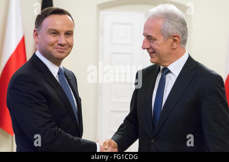Warschau, Polen. 17. Februar 2016. Polnischer Präsident Andrzej Duda (L) und Präsident der German Bundesrat Stanislaw Tillich (R) während eines Treffens im Präsidentenpalast am 17. Februar 2016 in Warschau, Polen. Bildnachweis: MW/Alamy Live-Nachrichten Stockfoto