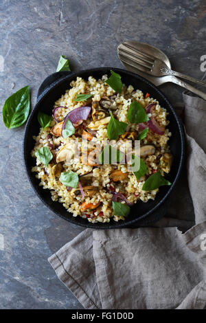 Pilaf mit Bulgur und Meeresfrüchte, Ansicht von oben Stockfoto