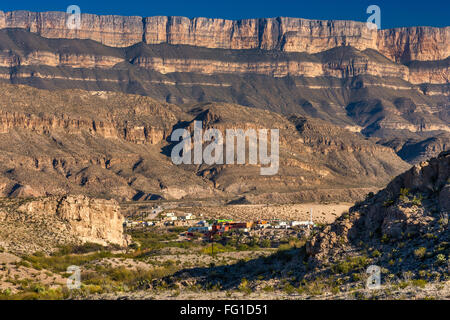 Sierra del Carmen massiv über Boquillas Dorf über Rio Grande in Mexiko, Blick vom Big Bend National Park, Texas, USA Stockfoto