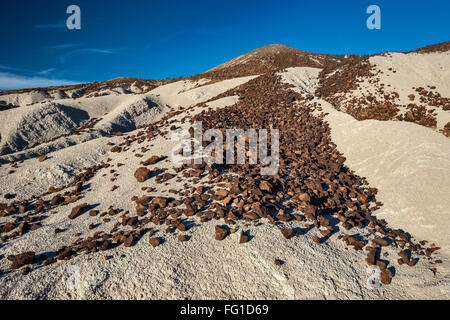 Basalt Felsen über weiße vulkanischen Tuffen, Cerro Castellan aka Castolon Peakfläche, Big Bend National Park, Texas, USA Stockfoto