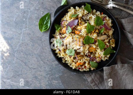 Pilaf mit Bulgur und Muscheln, Essen Stockfoto