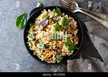 Paella mit Bulgur, Lebensmittel-Draufsicht Stockfoto