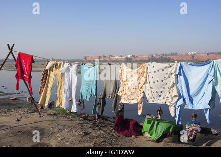 Open Air Wäsche Wäscheständer auf Seil, Agra, Uttar Pradesh, Indien Stockfoto