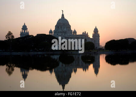 Abends Blick auf Victoria Memorial Spiegelbild im Teich beeindruckende Erinnerung des britischen Raj, Kalkutta Kolkata West Bengal Stockfoto