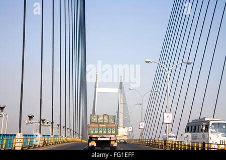 LKW, die Weitergabe von Vidyasagar Setu zweite Brücke über Fluss Hooghly, Calcutta jetzt Kolkata, Westbengalen, Indien Stockfoto
