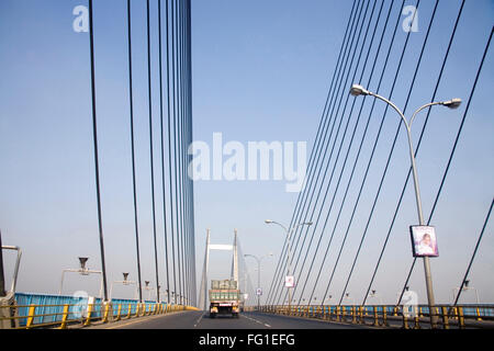 LKW, die Weitergabe von Vidyasagar Setu zweite Brücke über Fluss Hooghly, Calcutta jetzt Kolkata, Westbengalen, Indien Stockfoto