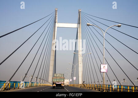 LKW, die Weitergabe von Vidyasagar Setu zweite Brücke über Fluss Hooghly, Calcutta jetzt Kolkata, Westbengalen, Indien Stockfoto