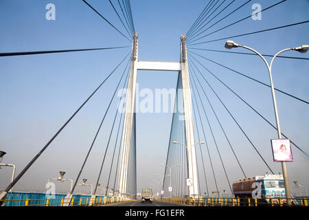 LKW, die Weitergabe von Vidyasagar Setu zweite Brücke über Fluss Hooghly, Calcutta jetzt Kolkata, Westbengalen, Indien Stockfoto