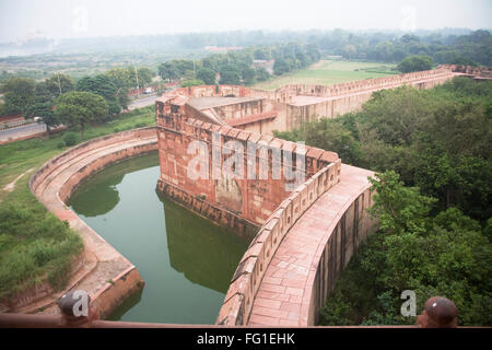 Sandsteinmauer und Wasserkanalgraben für Sicherheit von Agra Fort, Agra, Uttar Pradesh, Indien Stockfoto