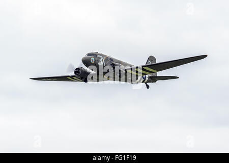 Douglas C-47A Skytrain 'Ziehen Sie em Oot' N473DC fliegen über Shoreham Flugplatz Stockfoto