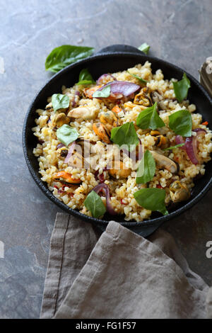 Bulgur in Pfanne, gesunde Ernährung Stockfoto