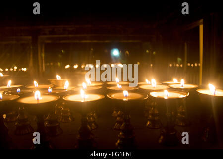 Butter Diyas brennen in Tsuglagkhang complex Dalai Lama Tempel, Mcleod Ganj Himachal Pradesh, Himalaya, Indien Stockfoto