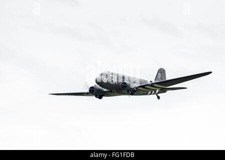 Douglas C-47A Skytrain 'Ziehen Sie em Oot' N473DC fliegen über Shoreham Flugplatz Stockfoto