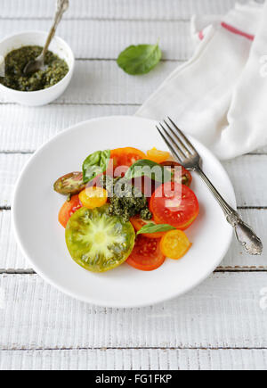 Sommer-Salat mit frischen Tomaten auf weißen Teller Stockfoto