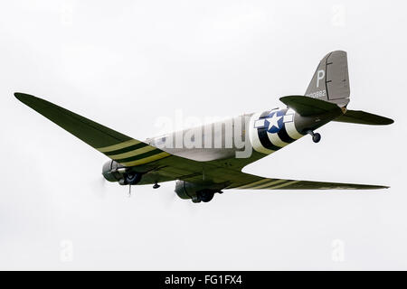 Douglas C-47A Skytrain 'Ziehen Sie em Oot' N473DC fliegen über Shoreham Flugplatz Stockfoto