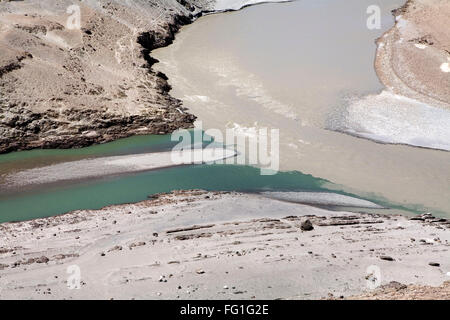 Zusammenfluss von grünem Wasser des Indus Fluß und schlammig braunen Wasser des Zanskar-Fluss in der Nähe von Nimmu auf Ladakh, Jammu und Kaschmir Stockfoto