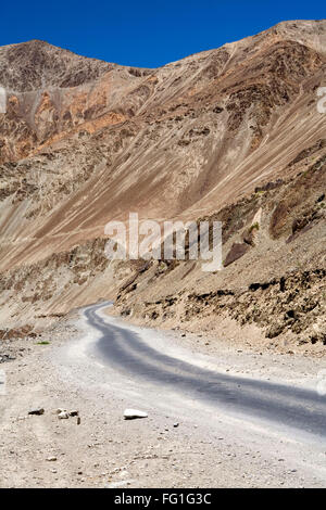 Schmale Teerstraße Bitumen auf Leh Kargil Straße Strecke in kargen kalten Wüste Landschaft von Ladakh, Jammu und Kaschmir, Indien Stockfoto