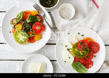 italienische Caprese-Salat und Tomaten auf Teller, Essen-Draufsicht Stockfoto