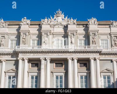 Detail der neoklassizistischen Fassade des Dogenpalast (Palazzo Ducale) in Genua von der Piazza Matteotti Stockfoto