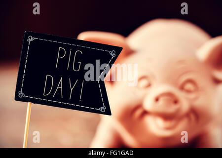 eine schwarze Flagge-förmigen Schild mit dem Text-Schwein-Tag und ein Schwein im Hintergrund Stockfoto