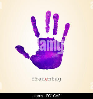 eine violette Handabdruck und Text Frauentag, Womens Tag auf Deutsch, auf einem beigen Hintergrund Stockfoto