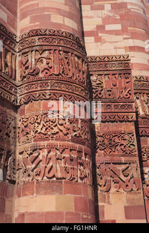 Basis der Qutab Minar besteht aus Alternative Runde und dreieckige Elemente roten Sandstein Turm, Delhi, Indien Stockfoto