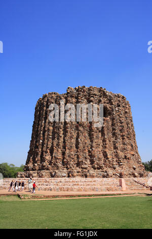 Minar Alai im Qutab Minar-Komplex gebaut in 1311 aus rotem Sandstein Turm, Delhi, Indien zum UNESCO-Weltkulturerbe Stockfoto