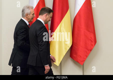 Warschau, Polen. 17. Februar 2016. Polnischer Präsident Andrzej Duda und Präsident des Deutschen Bundesrates Stanislaw Tillich während eines Treffens im Präsidentenpalast am 17. Februar 2016 in Warschau, Polen. Bildnachweis: MW/Alamy Live-Nachrichten Stockfoto
