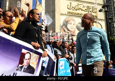 Kairo, Ägypten. 18. Februar 2016. Ägypter nehmen Sie Teil an einer Protestaktion auf Nachfrage Arbeitsplätze vor der Journalistengewerkschaft, in Kairo, Ägypten, am 17. Februar 2016 © Alaa Elkassas/APA Bilder/ZUMA Draht/Alamy Live News Stockfoto