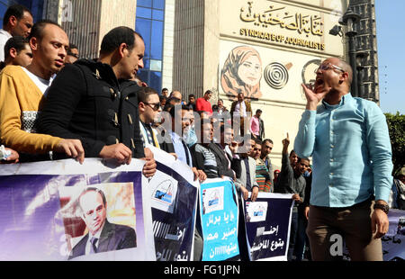 Kairo, Ägypten. 18. Februar 2016. Ägypter nehmen Sie Teil an einer Protestaktion auf Nachfrage Arbeitsplätze vor der Journalistengewerkschaft, in Kairo, Ägypten, am 17. Februar 2016 © Alaa Elkassas/APA Bilder/ZUMA Draht/Alamy Live News Stockfoto