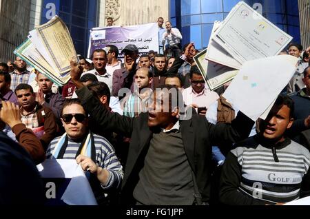 Kairo, Ägypten. 18. Februar 2016. Ägypter nehmen Sie Teil an einer Protestaktion auf Nachfrage Arbeitsplätze vor der Journalistengewerkschaft, in Kairo, Ägypten, am 17. Februar 2016 © Alaa Elkassas/APA Bilder/ZUMA Draht/Alamy Live News Stockfoto