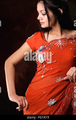 Dame in Designer rot Sari Frau Profil trägt gestickte Saree MR#746B Stockfoto