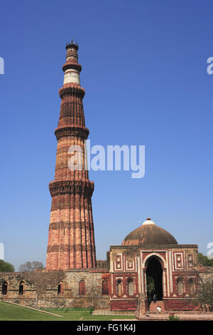 Alai Darwaza und Qutab Minar erbaute 1311 aus rotem Sandstein Turm, Delhi, Indien zum UNESCO-Weltkulturerbe Stockfoto