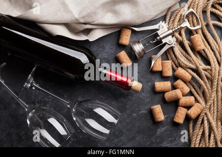 Wein, Gläser und Korkenzieher über Stein Hintergrund. Ansicht von oben Stockfoto