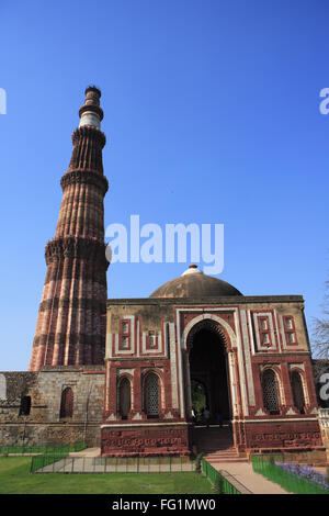 Qutab Minar und Alai Darwaza 1311 roten Sandstein erbaute Turm, Indo maurischer Kunst, Delhi Stockfoto