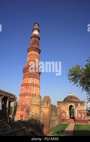 Qutab Minar und Alai Darwaza 1311 roten Sandstein erbaute Turm, Indo maurischer Kunst, Delhi Stockfoto