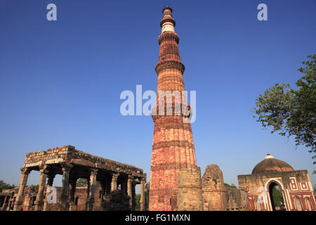 Qutab Minar und Alai Darwaza 1311 roten Sandstein erbaute Turm, Indo maurischer Kunst, Delhi Stockfoto